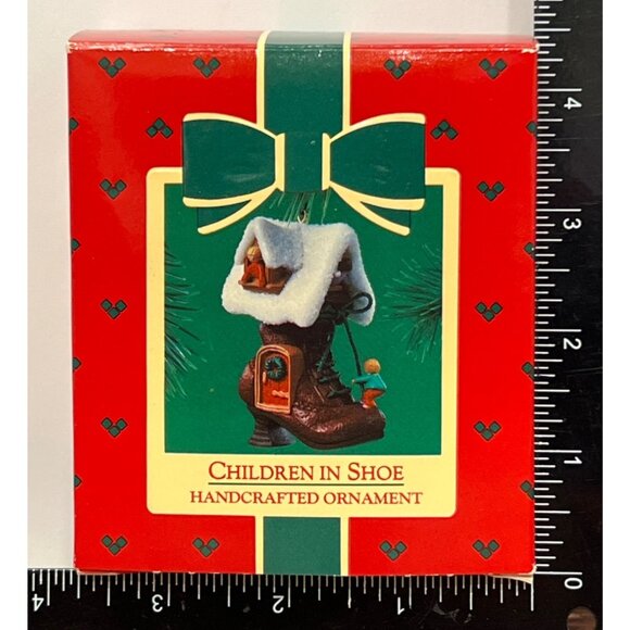 1985 HALLMARK ORNAMENT QX490-5 CHILDREN IN SHOE HANDCRAFTED LEATHER BOOT - Picture 1 of 7